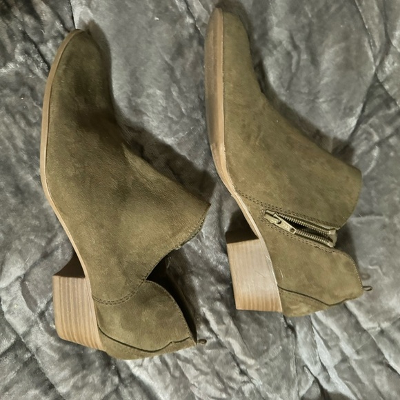 Old Navy Olive Green Cut Out Bootie - Picture 3 of 4